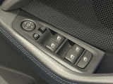 ドアミラー調整とパワーウインドウスイッチは操作し易い位置に装備されております