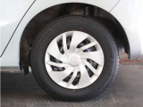◆純正ホイール装着車◆シンプルなデザインのホイールキャップ付きです。