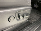 パワーシート搭載。微妙な調整が手軽にでき、ピッタリのポジションで運転することが可能です。