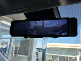 「デジタルインナーミラー」車両後方のカメラの映像をインナーミラー内のディスプレイに表示。カメラの映像なのでとても見やすくて安全です!もちろん通常のミラーモードにも切り替えれます!