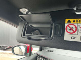 サンバイザーに鏡がついてますので車から降りる前に身だしなみチェック出来ます。