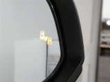 ブラインドスポットモニター装備。隣車線を走る車両を検知。ドアミラーでは確認しにくい後方、側方エリアに存在する車両や急接近してくる車両も検知しドアミラーに搭載されたLEDインジケーターが点灯します。