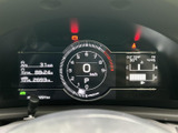 視認性の高いメーター類で、運転状況を的確に把握できます。デジタル表示により、必要な情報を分かりやすく表示します。