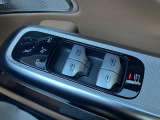 運転席ドアに配置されたパワーウィンドウとドアミラー操作スイッチ
