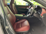 運転席まわりは前方を見渡しやすく、シートに腰掛けた際も各部が手の届く範囲にまとまっています。落ち着いた色合いのシートが、日々の移動を心地よく支えます。