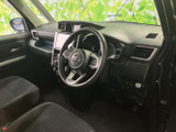 運転席から前方を見渡しやすい配置で、シートに腰掛けた際も視界を確保しやすい室内です。落ち着いた色合いでまとまり、日々の乗り降りにもなじむ空間となっています。