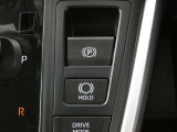 停車時にブレーキペダルから足を離しても車を停止状態に保つ機能で、信号待ちや渋滞での負担軽減に役立ちます。