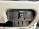 後席に人が乗った場合や、荷物を積んだ際に、適正な光軸にするために使用します。