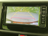 後方の映像にガイド線が表示され、駐車時に車両と周囲の位置関係を確認する目安になります。バック時の後方確認を補助し、車庫入れや駐車場での操作に役立ちます。