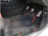 この車のためにドライビングシューズを買いましょう。