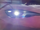 LEDヘッドライト装備!明るい白色光で夜間走行時の高い視認性を確保し、LEDならではの省電力化で低燃費にも貢献しています。