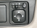 左右の選択表示と方向ボタンを備えたミラー調整スイッチです。運転席から手を伸ばしやすい位置に集約され、視界を整えたいときにも操作箇所が分かりやすい設計です。