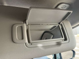 サンバイザーに鏡がついてますので車から降りる前に身だしなみチェック出来ます。