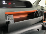【インパネアッパーボックス】サッと取り出せてサッとしまえる、運転席の目の前にはボックスが装備されております!薄型のボックスティッシュなど収納可能☆