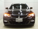 一目でBMWと解る存在感。象徴的なキドニーグリルを中心にシャープなヘッドライトと力強い表情が融合。スポーティーさとエレガンスを兼ね備えたBMWならではのフロントフェイスです。