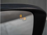 【ブラインドスポットモニタリング】走行中、ドアミラーの死角になりやすい箇所に後続車が接近するとサイドミラーのレンズに警告を表示。ドライバーに注意喚起をしてくれます。