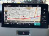 道路や周辺の地図が画面に表示され、現在地や進行方向を確認しやすい仕様です。目的地までのルート確認に活用でき、慣れない道へ出かける際にも頼りになります。