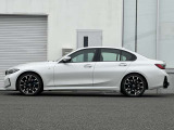 車体寸法:全長4,720mm&times;全幅1,825mm&times;全高1,445mm(カタログ値)。ホイールベース:2,850mm(カタログ値)広々ラゲッジルーム♪帰省も旅行も荷物たくさん積載♪後部座席を倒してフラットにすることも可能!