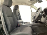 広い足元にゆったり座れるシートには肘掛けも装備しており長距離の運転でも疲れにくくなってます。