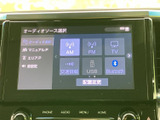 見やすい地図表示で、目的地までスムーズに案内。渋滞情報もリアルタイムで確認できるので、時間を気にせず移動できます。安心のドライブを。