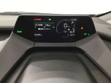 とっても見やすいメーターです。夜間時はラグジュアリーな気分にさせてくれる照明が魅力ですので、夜のドライブも楽しみになりますよ♪