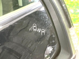 【ブラインドスポットモニター】走行中、ドアミラーの死角になりやすい箇所に後続車が接近するとサイドミラーのレンズに警告を表示!ドライバーに注意喚起をしてくれます。