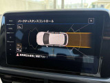 障害物との距離をセンサーで検知するパークディスタンスコントロール。音とディスプレイ表示で駐車時の安心感を高めます。