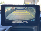 後方の映像に加えて目安となるガイド線が表示され、駐車時に周囲との位置関係を確認しやすい画面です。車庫入れや狭い場所での後退時に役立ちます。