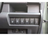 安全支援スイッチは運転席側にあります。運転席のシートヒーターもこちらから操作できます。