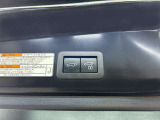 パワーバックドアです。荷物を持っていても、ボタンを押すだけで簡単に開閉ができます。