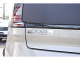 【EX30】コンパクトなパッケージに収められた電気自動車ならではのハイパフォーマンス。ボルボに乗る人だけでなく周囲の人びとも守る先進の安全・運転支援機能を標準装備しています。