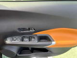 運転席のドアパネルです。ドリンクホルダーもあります。
