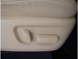 パワーシート搭載。微妙な調整が手軽にでき、お客様にピッタリのポジションで運転することが可能です。