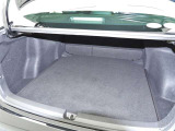 後席を倒すとトランクルームと車内が繋がり一つの空間になりますので、長い荷物も積載出来ます!