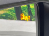 【ブラインドスポットモニター】走行中、ドアミラーの死角になりやすい箇所に後続車が接近するとサイドミラーのレンズに警告を表示!ドライバーに注意喚起をしてくれます。