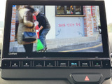 テレビ映像を楽しめる画面を備え、停車中の休憩時間にも活用いただけます。操作ボタンも手元で確認しやすい配置で、車内で過ごすひとときを便利に彩る装備としてお使いいただけます。