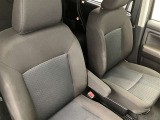高いホールド性で運転姿勢が安定します。長距離ドライブでも疲れにくいのが魅力です。快適なドライビングライフをお送りください♪