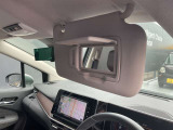 運転席には鏡付きのサンバイザーが付いていますので便利です。