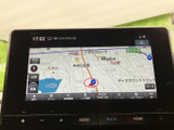 地図上に現在地周辺の道路や施設名が表示され、行き先までの道筋を確認しやすい画面です。縮尺や表示内容を見ながら目的地を探せるので、慣れない場所へのお出かけにも役立ちます。