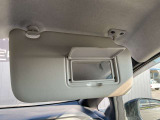 身だしなみのチェックなどにも便利なバニティミラー付きサンバイザー(運転席側)