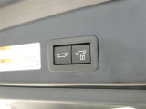 ボタン一つでバックドアの開閉ができるパワーバックドア付きのお車になります!!