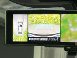 後方の映像に加えて車両周辺を確認できる表示があり、駐車時の安全確認をサポートします。ガイド線も表示され、周囲を目視で確かめながら駐車操作を行えます。
