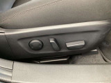 運転席シートは前後スライド・上下リフター・リクライニング・ランバーサポートを細かく調整し、人馬一体感を具現化する事ができる電動シートを装備。またお二人までシートメモリーすることができます。