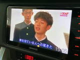 テレビ番組を画面で視聴できる装備です。停車中の休憩時間などに映像を楽しめるので、車内で過ごすひとときにも活用いただけます。画面表示が見やすく、番組の内容も確認しやすい仕様です。