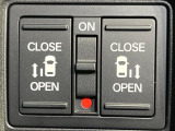 【両側パワースライドドア】スマートキーや運転席のスイッチで後席両側スライドドアの開閉が可能♪電動だから力を入れてドアを開ける必要が無く、小さなお子様でも簡単に開け閉めでき快適です♪