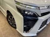 【LEDヘッドライト】悪天候や夜間走行時も良好な視界を確保し安心して運転できる高輝度LEDヘッドライトを装備!点灯速度が早く、消費電力も抑えられています。
