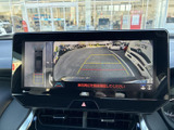 後方の映像と車両周辺の様子を画面で確認でき、駐車時の安全確認をサポートします。ガイド表示も備わり、周囲との距離感を把握しながら駐車しやすい装備です。