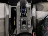 電動パーキングでホールド機能が有り信号待ちでのパーキング操作が自動で行えます。