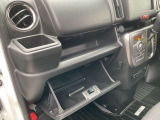 車検証入れなどが収納できます。