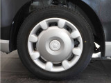 ◆純正ホイール装着車◆シンプルなデザインのホイールキャップ付きです。